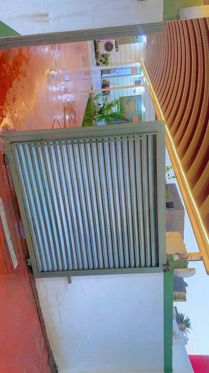 *🔥 فرصة ذهبية - بيت للبيع بسعر حرق 🔥*
*📍 النيل القديم - حي موسى الكاظم - شارع الجدول*

*🏠 المواصفات الكاملة:*  
▫️ *المساحة الكلية:* 400م² | *مساحة البناء:* 200م² + *حديقة:* 200م²  
▫️ *البناء:* طابق واحد صب كونكريت حديث، جاهز ما يريد فلس  
▫️ *التقسيم:* 2 غرف نوم + صالة جبيرة + استقبال مفصول  
▫️ *الصحيات:* 3 حمامات | داخلية + خارجية  
▫️ *إضافات ذهب:* محل + غرفة مخزن كاملة عالسطح  

*📜 الوضع القانوني:*  
✅ *طابو زراعي سند 25*  
✅ *تحويل مباشر باسم المشتري* فوراً - لا دوخة ولا معاملات

*⚡️ الخدمات فل:*  
🔌 كهرباء: خطين وطني + مولد ذهبي  
💧 ماء: خطين أسالة + ماء الجدول  
🛣️ *الموقع:* شارع الجدول 10 | يبعد 500م عن الشارع الرئيسي، شارع فرعي هادئ

*💰 السعر: 145 مليون وبيه مجال للشراي الجاد*

📞 *للمعاينة***********
واتساب + اتصال | المالك مباشرة، الوسيط يمتنع

---
