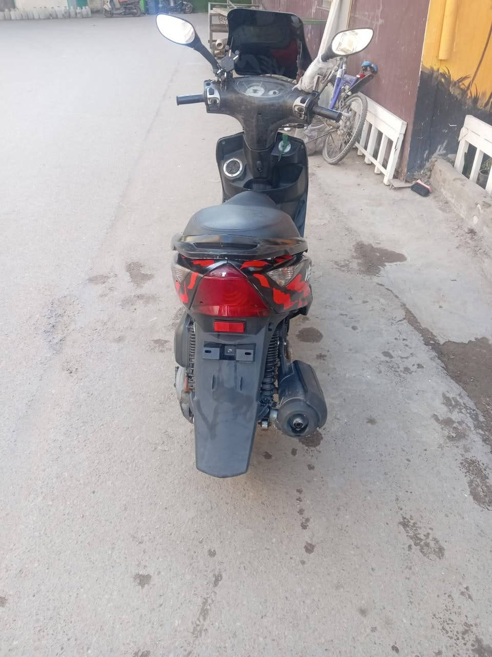 ثعلب نوزل بحالة الرمبة مكينه مكفولة ممفتوح برغي واحد بيها كلجات بلادية تخبل كفرات موشمة شخط مابيها جامة ABK و قاعدة مال موبايل دراجة شلعة و معدل الصبح تشغيلها نكره ب ٦٠٠ و بيها مجال مكاني كاظمية هذا رقمي ***********
