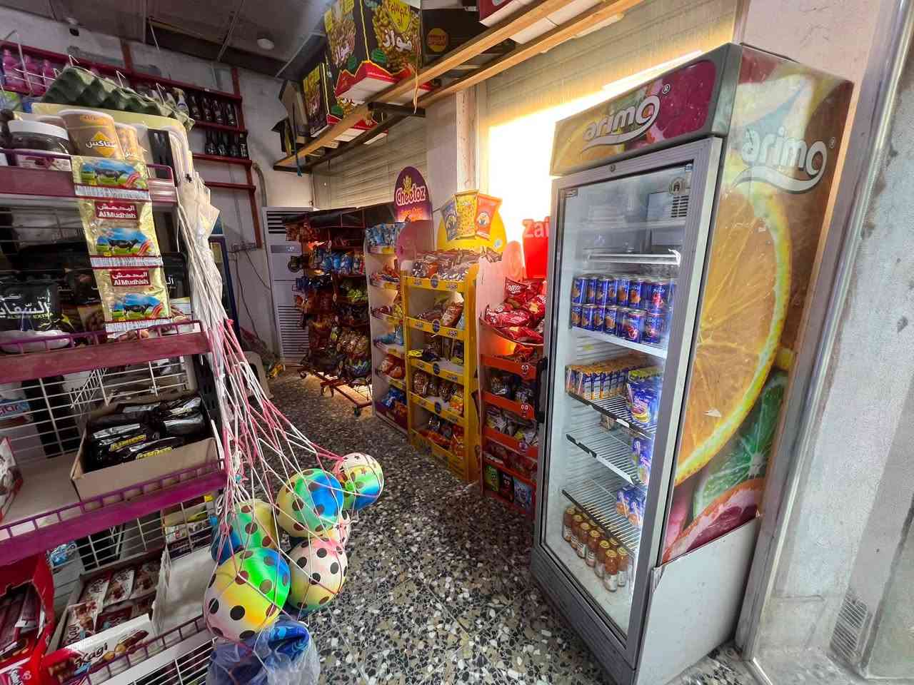 اسواق للبيع 
المحل اجاره 200 بصفك مدرستين وهو ركن ع اربع شوارع كلشي داخل المحل الك عدا الرفوف يبقن معلكات يمته ماتطلع من المحل تعوفهن لابو المحل او تريد تشتريهن انت حر قريب مساحته طول 12 عرض 5 ع شارع الدكاتره وبنص منطقه المحل وقريب على مول الزبير المحل المحل عنوانه البصرة / الزبير / الرشيدية لأولى سعره 9 ملايين وبي مجال للشراي ***********
