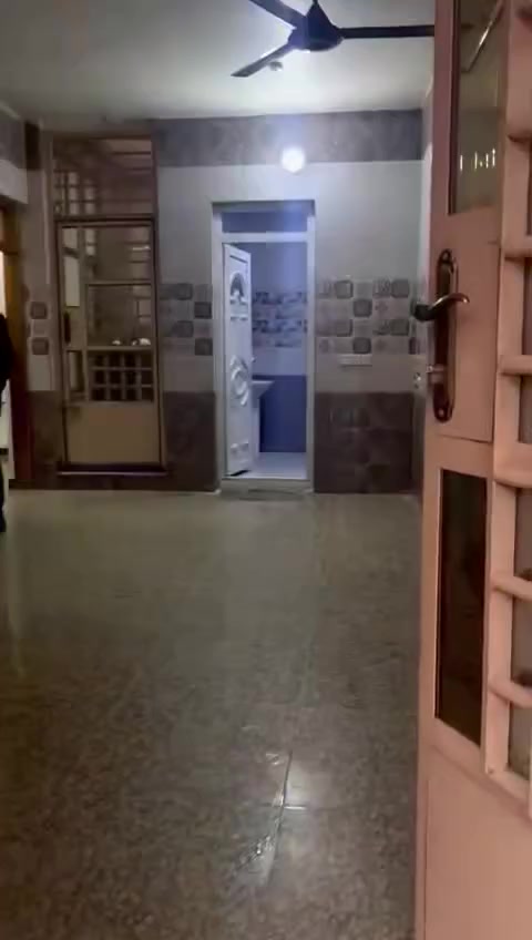 السلام عليكم بيت للإيجار مساحة 90 متر في شارع مدير الأمن يتكون استقبال معزول مطبخ 3 غرف نوم ***********
