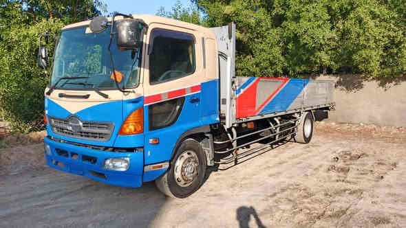 للبيع سياره جديده وجاهزه الطول 6وربع محرك سوبر ***********
