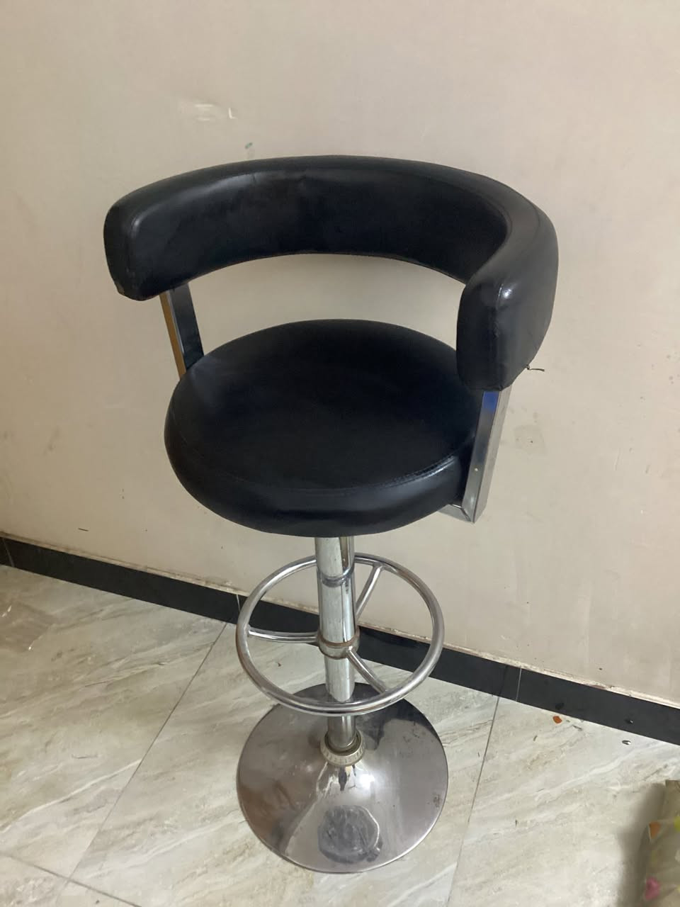 كرسي للبيع نظيف كلش السعر ٣٠ وبي مجال المكان بغداد الشعلة شارع ستين الرقم الهاتف ***********
