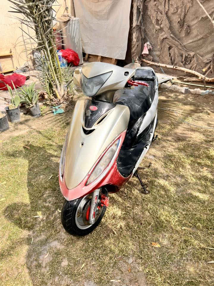 كامكو جي فور السعر 150 شغالة كهربائيات شغالة يرادلها ترتيب بسيط عوزها باتري وكابريتة لان صار مدة قليلة متروكة شوفت عينك الدراجة حلوة سعر. 150 مكاني نجف حي النصر 
***********
