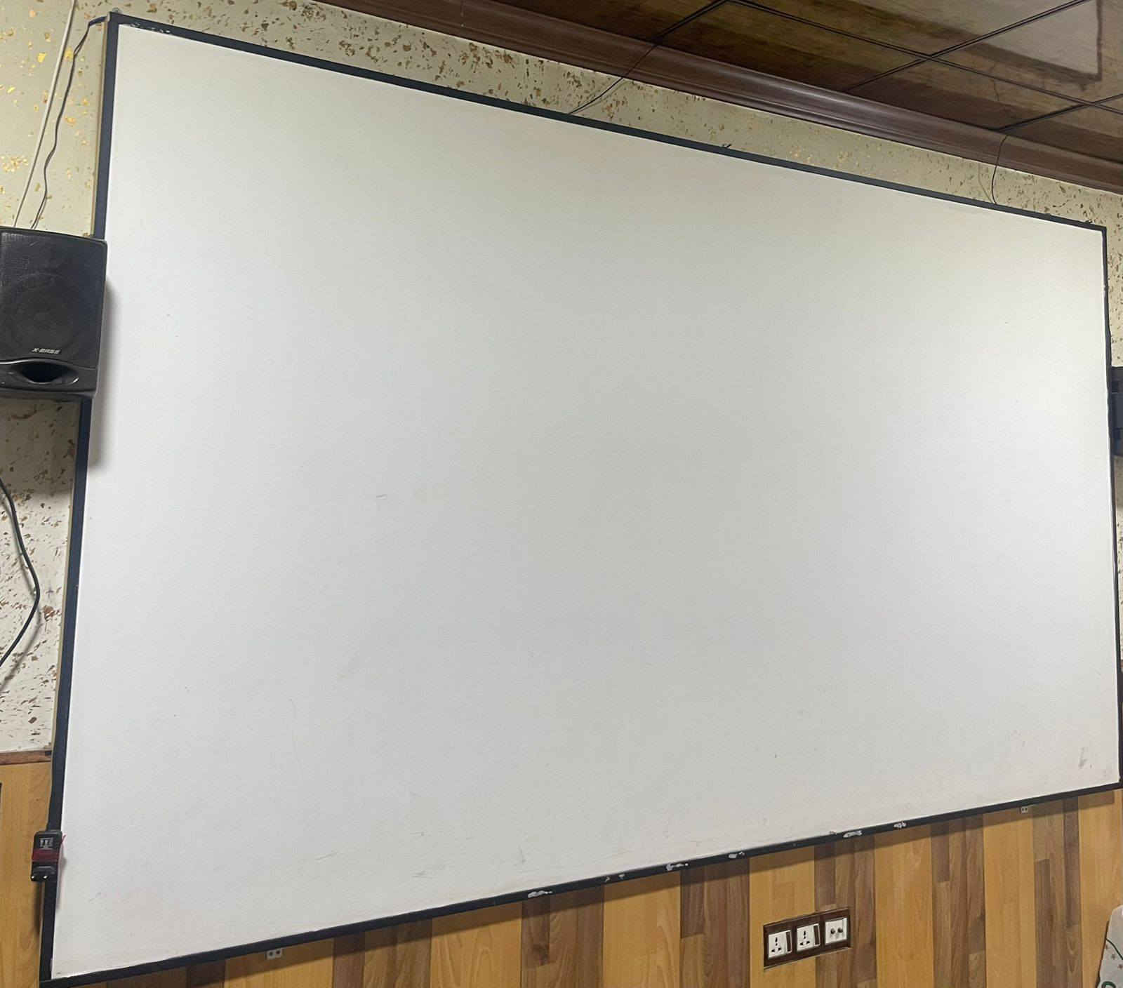 داتاشویێ (Epson) یێ فوول کوالێتی ،
​هەکە ل دویف کوالیتەکا بلند و وێنەیەکێ روون بگەری، ئەڤ داتاشویە باشترین هەلبژارتنە بۆتە:
✅ تەماشەکرنا یاریێن تەپاپێ (Football) ب شاشەکا مەزن.
✅ دروستکرنا سینەمایەکا بچووک ل مال بۆ فیلم و زنجیران.
✅ گۆتارا وانەیان ل قوتابخانە و پەیمانگەهان.
​🔹 تایبەتمەندیێن سەرەکی:
​مارکە و مۆدێل: Epson EB-S03 (ژ مارکێن هەرە بێ کێشە ل جیهانێ).
​کوالیتێ وێنەی: ب تەکنەلۆژیا 3LCD کار دکەت، کو ڕەنگان زۆر سروشتی و گەش نیشان ددەت.
​روناهی (Brightness): ٢٧٠٠ لۆمنز، کو وێنەیەکێ روون ددەتە تە تەنانەت ئەگەر ژوور کێمەک رووناهی ژی لێ بیت.
​پۆرت و پەیوەندی:
​پۆرتا HDMI (بۆ پەیوەندیکردن ب لاپتۆپ، پلەیستەیشن، یان ریسێڤەری).
​پۆرتا USB و VGA.
​کێش و قەبارە: یێ سڤکە و ب ساناهی دهێتە گۆهاستن.
​🔹 حالەتێ ئامێری:
​ئامێر گەلەک یێ پاقژە و چ کێشە لێ نینن (وەک د وێنەیان دا دیار).
​وێنە و رەنگێن وی زۆر د جێگیرن.
ژبوو پتر پێزانینا تلەفونێ بوڤێ ژمارێ بکەن : *********** ڤایبەر واتس اب دهوك, العراق
