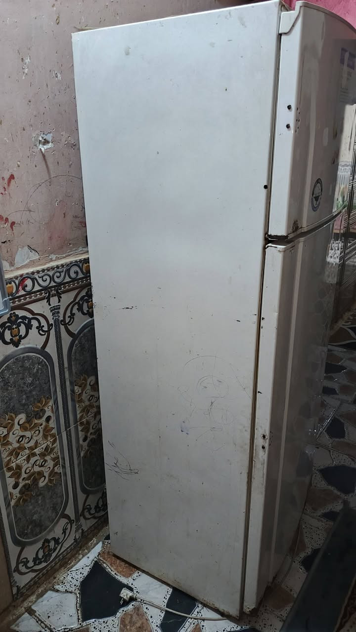 السلام عليكم ثلاجه كبيره للبيع نضيفه سعره ١٥٠ العنوان بغداد الحسينيه الراشديه  ***********
