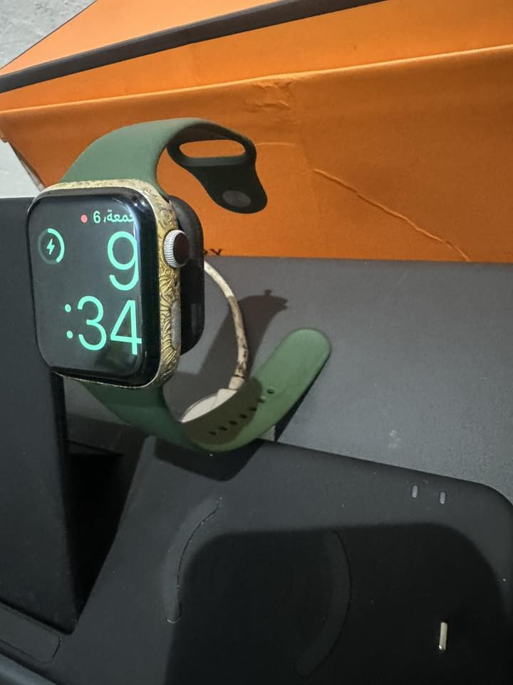 ⌚ للبيع: ساعة آبل Apple Watch
✨ المميزات:
 • موديل: [جيل السابع طلاء ذهب ]
 • حجم الشاشة: [45]
 • حالة ممتازة / شبه جديدة
 • بطارية 89
 • مزايا: تتبع النشاط الرياضي، مراقبة معدل ضربات القلب، إشعارات الهاتف، وميزات صحية متقدمة

💰 السعر: [350وبيها مجال]
📍 الموقع / : [بغداد الشعب ]

📩 للتواصل وطلب المزيد من الصور، راسلني مباشرة!
***********
