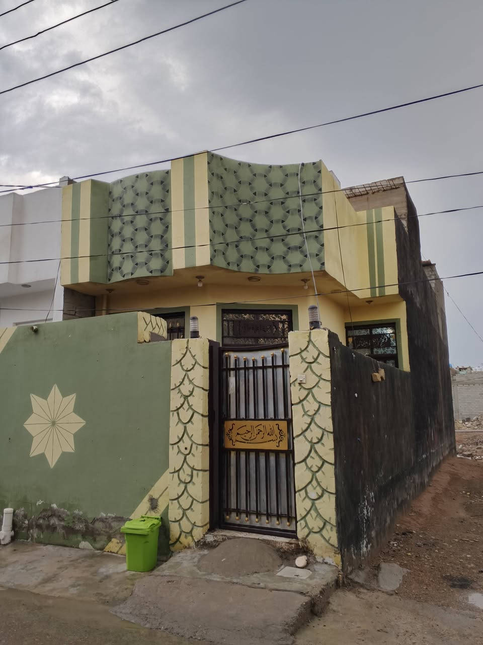 السلام عليكم دار للبيع 100مترفي بهرز قرب فرع بيت علي الهادي رقم الهاتف ***********
