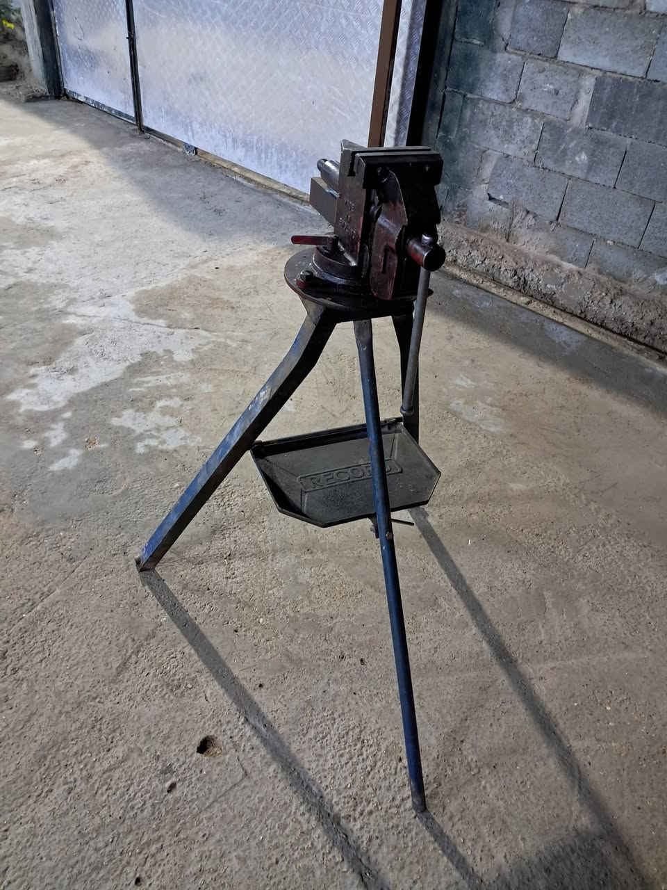 منكنه الماني اصلي مال عمرها اكثر من ٦٠ سنه مال جمعية حديثه وزنها مو اقل ٤٠ كيلو وياها القاعده مالتها وكامله تطبك  للبيع سعرها ٦٠٠ الف قفل مال حدادين او اصحاب الورشات مو حسافه بيها الفلوس الي يحب يشتري يتفضل 

***********
***********
