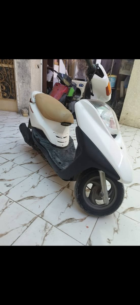 سلام عليكم دراجه بريز للبيع او مراوس كامله م̷ـــِْن كلشي نقص فقط بريك وصالنصه بيهه صوت رحت للفيتر كلي بس كعكه سعر 450 عنوان زعفرانيه رقم الهاتف *********** متوفر واتساب
