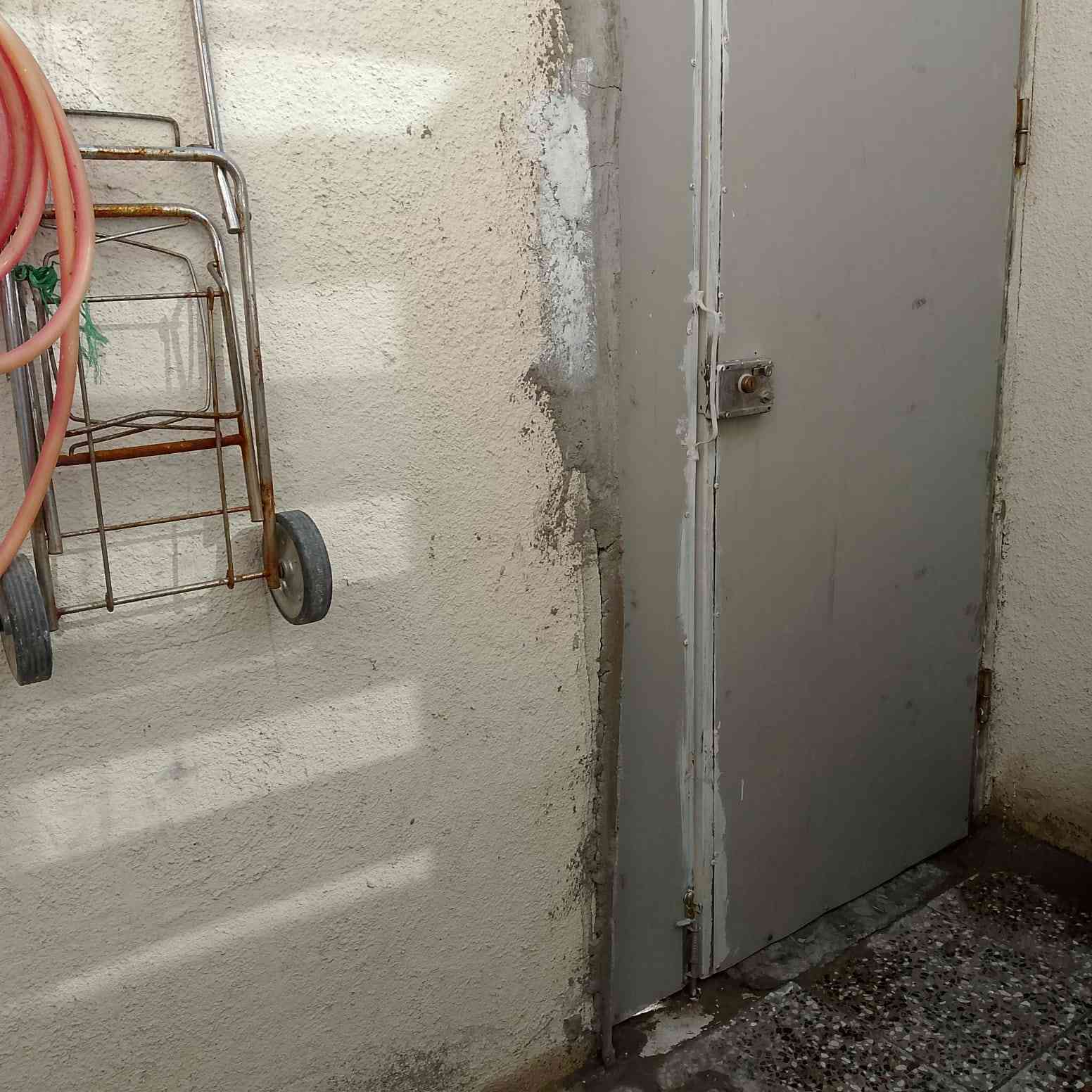 السلام عليكم ورحمة الله وبركاته بيت للبيع الحبيبية مقابل مستشفى الولادة المساحة 65  متر استقبال ومطبخ خدمات وغرفتيت نوم ترك خلفي طرمه السعر 40 وبيه مجال للطيبين ***********
