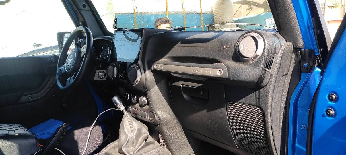 جيب لانكلر مديل 16 بدون ارباك 
تزويد صحاري كت كامل 
ماشيه 80 الف  كيلو فقط
كير عادي محرك  3600
*********** بغداد, العراق
