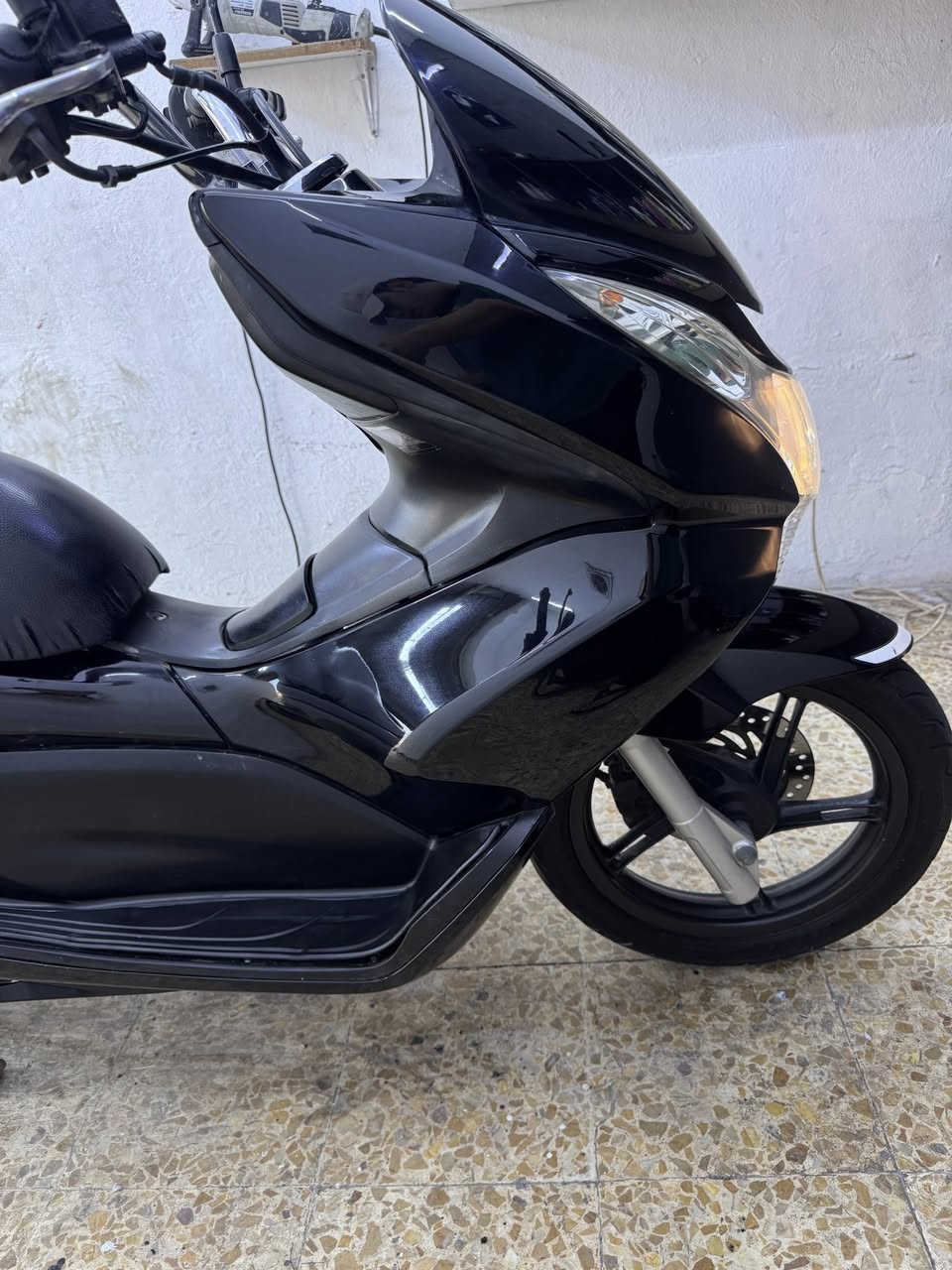 سلام عليكم PCX جيل اول ياباني JF
عله وضع الشركه بعدهة حته كتلوكاتهة وياها 
كفاله كفر ومكينه بلادي شخط واحد مابيهة 
ستان حساس ☑️ 
حساس زدحام ☑️ منفيسهة وياها ☑️ 
شرط المكينه متسمع صوتهة جيب فيتر وتعال افحص ابيعلك من باب البيت السعر12 وبيه مجال مكاني الامين الثانيه رقمي *********** ماسنجر ممتواجد
