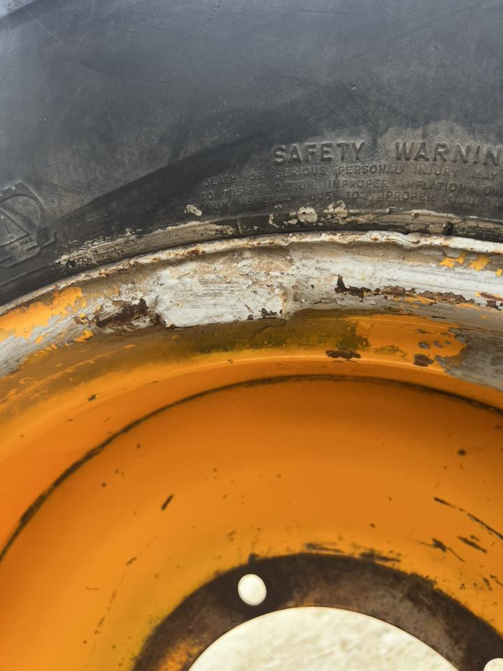 ويل وتاير حجم٢٨ جي سي بي السعر ١٥٠ الف بس لحيم وباج قوي .بغداد الشعلة ***********
