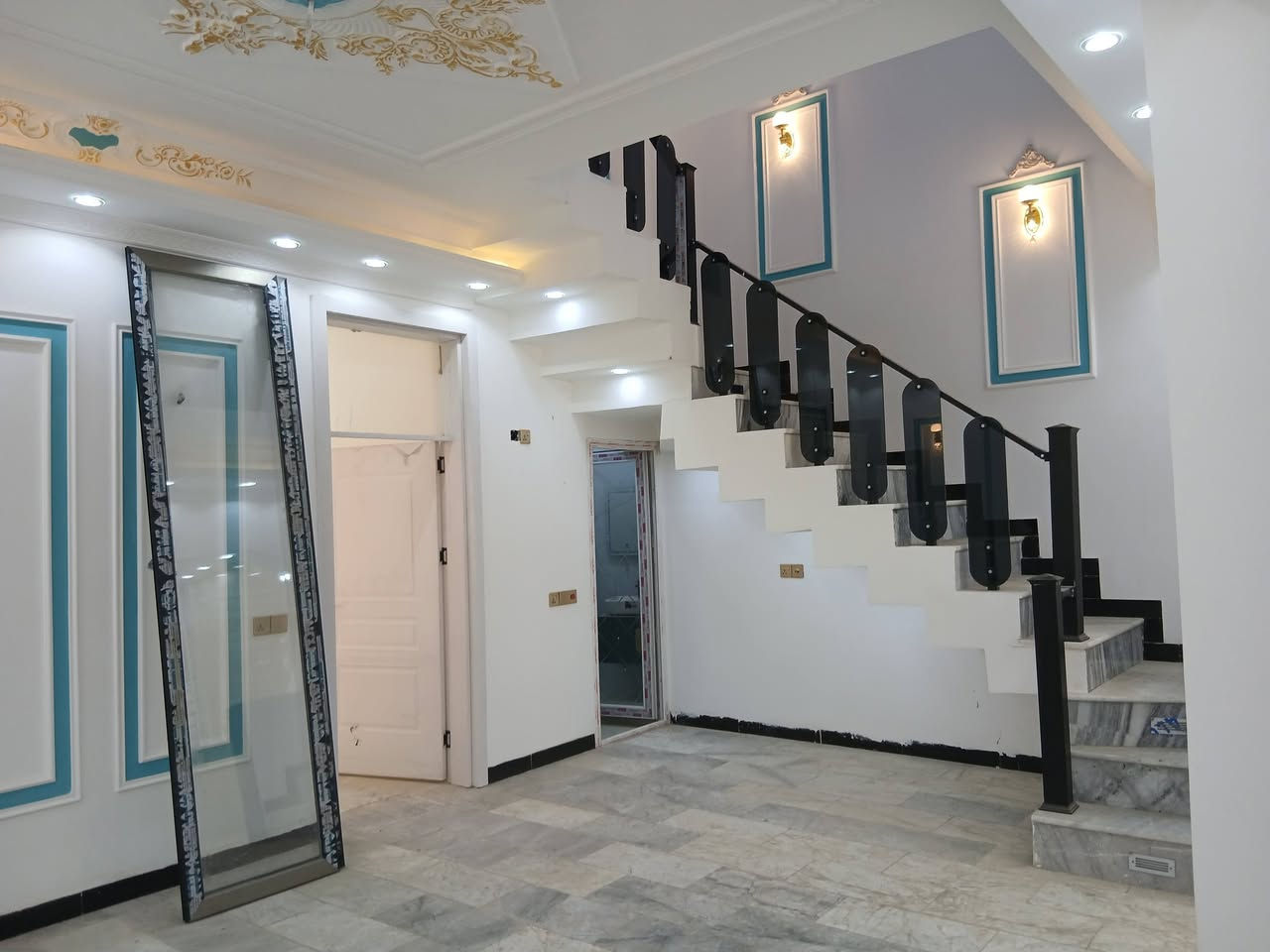 يالله  . يتوفر في محافظة كربلاء  بيت مساحة ١٠٠م طابقين فول ٤ غرف نوم  بناء طابوك جمهوري / كربلاء / شارع مستشفى العباس الاهلي قرب مدينة العاب السندباد  / مجاور مجمع انوار كربلاء   / طابو سند ٢٥ اقرار محكمة . خدمات كامله /ماء/مجاري/كهرباء/شوارع ١٠م تبليط / منظومة كاميرات / منظومة غاز / اضاءة للدرج / شلال داخلي /  بيبان قاصة / ارضية مرمر //  ٣ حمامات / نقوش مغربية // شبابيك في بي سي عازل للاصوات // يبعد عن طريق الزوار ١٥٠متر  او اقل ويبعد عن الامام الحسين ع السلام ٣كم  / يصلح دار سكن او حسينية للزوار 
للاستفسار اكثر / ***********
نستقبل كافة العروض في محافظة كربلاء المقدسه 
السعر ٢٠٠ مليون وبي مجال
