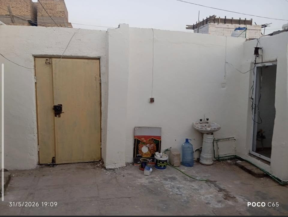 دار للبيع في الكوفه دورة الحوزة المساحة120 متر قريب الشارع الدار مربع بناء استقبال او غرفة او مطبخ او صالة او تخاريج او طارمه للاستفسار الرقم ***********
