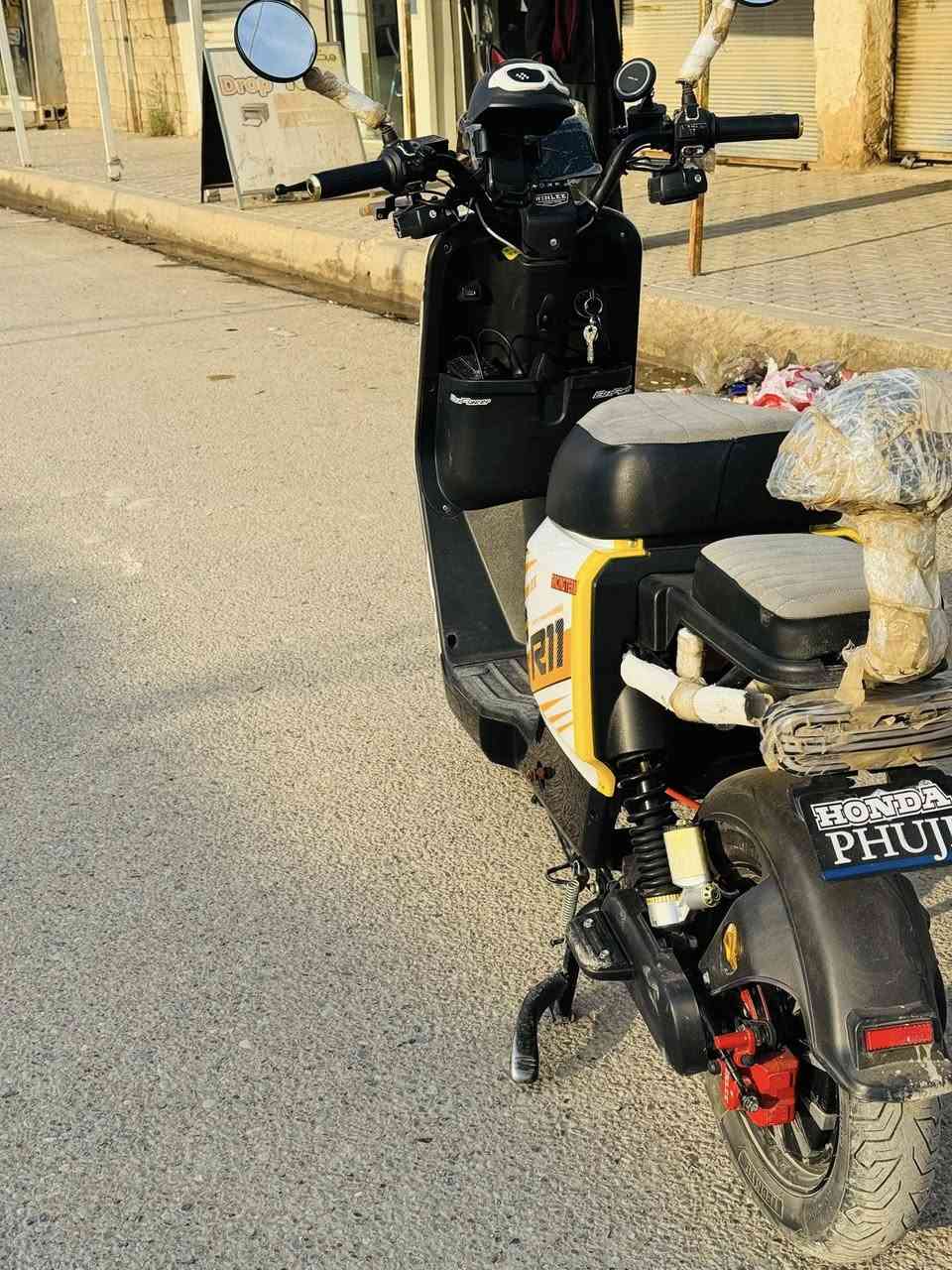 السلام عليكم ورحمة الله وبركاته  

موطور ار11 نضيف شرط كلو شغال وبلادي مستخدم شهر 
كامل موصفات
ملف2000
سماعات ثنين 
بي نضام R
كشانه مدوشمه 
شاحنه اصلي بلادي
سويجين 
اشاير كله شغال
للستفسار لاتصال عل رقم:***********
