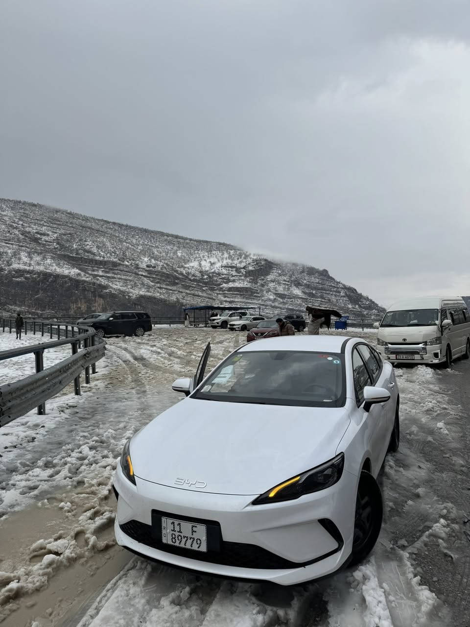 سلام عليكم BYD سيل 05 للبيع 
مكفولة من الصبغ والبارد 
داخل ابيض
سيارة جديدة وما ناقصها شي وبأسمي
ماشيه ١٠٠٠٠ 
سعر ١٩.٨٠٠ بيها مجال شي بسيط 
مكاني بغداد 
***********
