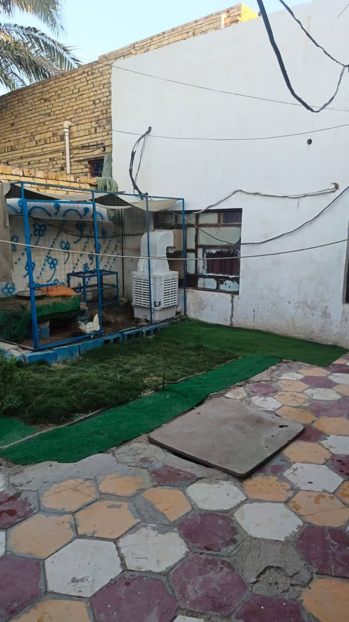السلام عليكم بيت للبيع مساحة 210طابو صرف البيت بنيان قديم مستوى الشارع سقف ناصي كله بنيان طابوك ونضيف جداً غرفتي وصالة ومطبخ وستقبال ومدخل حمام داخلي تواليت خارجية عنوان ديوانية حي العسكري الثاني شارع ستين فرع حسينية ام البنين خامس بيت عن شارع العام 
سعر 110 رقم تلفون وبي واتساب 
***********
