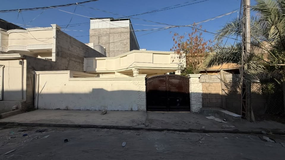بيت للبيع المساحة 200m    10*20 طابو ملك صرف
العنوان : بعقوبة اليرموك الأولى (الرحمة) منطقة ال ١٣ الف قرب المدرسة الصفرة و خلف اسواق الأقصى يعني البيت ب ضهر التجاري 

الشارع امام البيت عريض 
و البيت يحتوي على :

استقبال بسماحة 7*4 
غرفة نوم 5*4
صالة معيشة 4*4 
مطبخ   5*4 
صحيات داخلي و خارجية 
غرفة نوم في الطابق الثاني مساحة 5*4
مخزن طابق ثاني مساحة 4*4
 
السعر 155 مليون قابل للتفاوض 
للأستفسار : ***********
