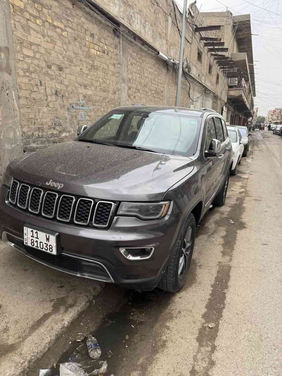 ياالله سلام عليكم جيب موديل 2017فول موصفات واحد ع واحد حادثها بابين  بدون ايرباك  ماشيه 98سياره جديده 
بيع أو مرواوس 
السعر195 
مكان السياره 
بغداد 
الكرخ 
***********
