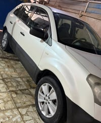 رينو كوليوس موديل 2010  محرك 2500  صبغ في الجانب  الخلفي فوق الإطار ال...