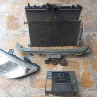 غراض نيسان تيدا راديترات وقاعده هي مسجله وبدنه وزوج مازدات للبيع  ٠٧٩٠...