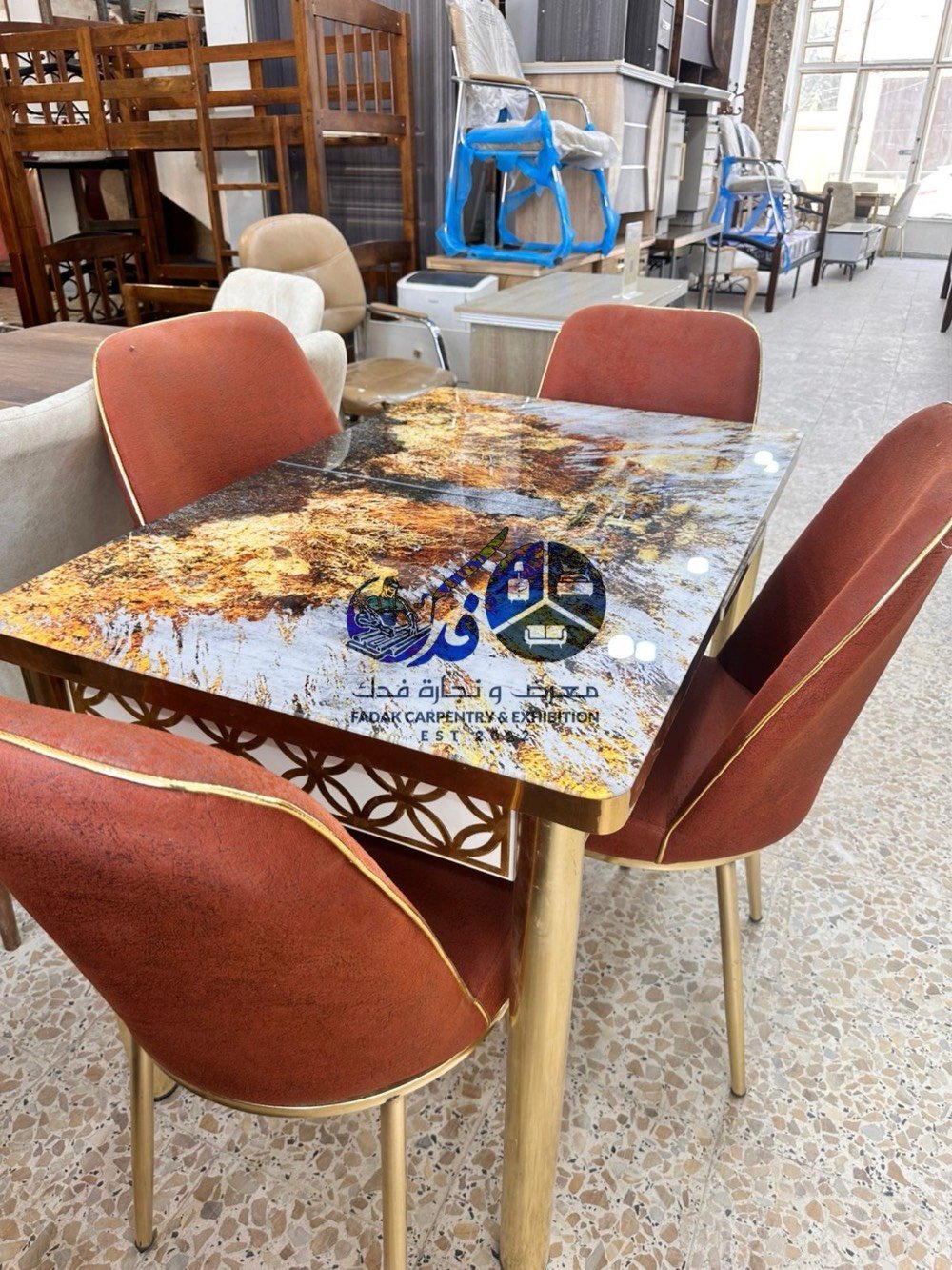 6 كرسي 350 الف 
4 كرسي 275 الف 