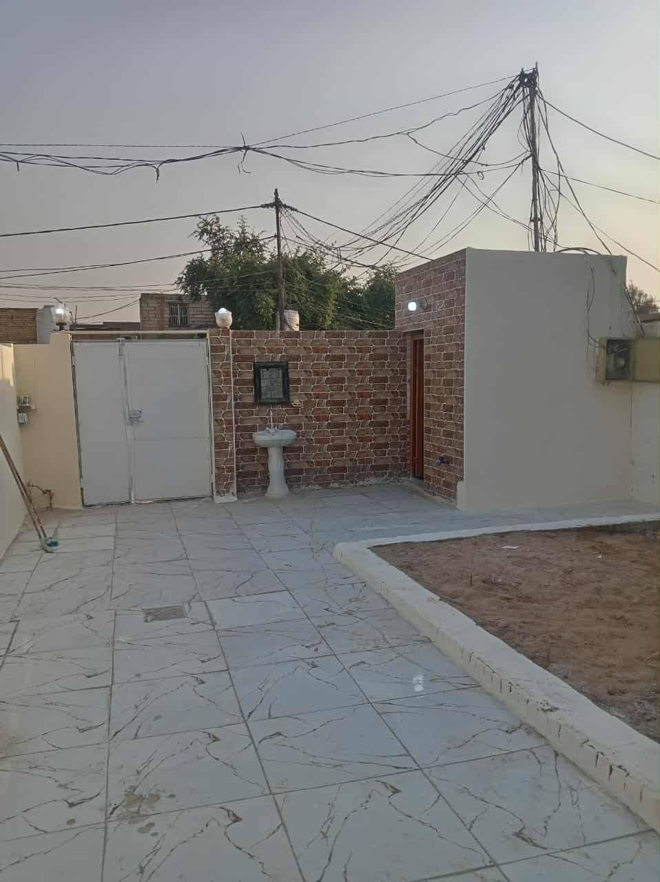 بيت للبيع او مراوس بسيارة حديثة 
المساحة/  155 متر
الطابو / زراعي
البيت مال جناي مشتري من ابو الارض 
نوع البناء/ بلوك عكاده سنة 2021 بناء درجة اولى 
التفاصيل
طابق واحد/ يحتوي على غرفتين وصالة ومطبخ وحمامات ثنين داخلية وخارجية وكراج 
متوفرة جميع الخدمات ماء وكهرباء ومدارس
العنوان / النجف . الكوفة . شارع المعمل . قرب اسواق الكرادة. ثالث بيت على الشارع العام
السعر/  32 وبي مجال قليل 
باقي التفاصيل خاص او واتساب فقط
***********
