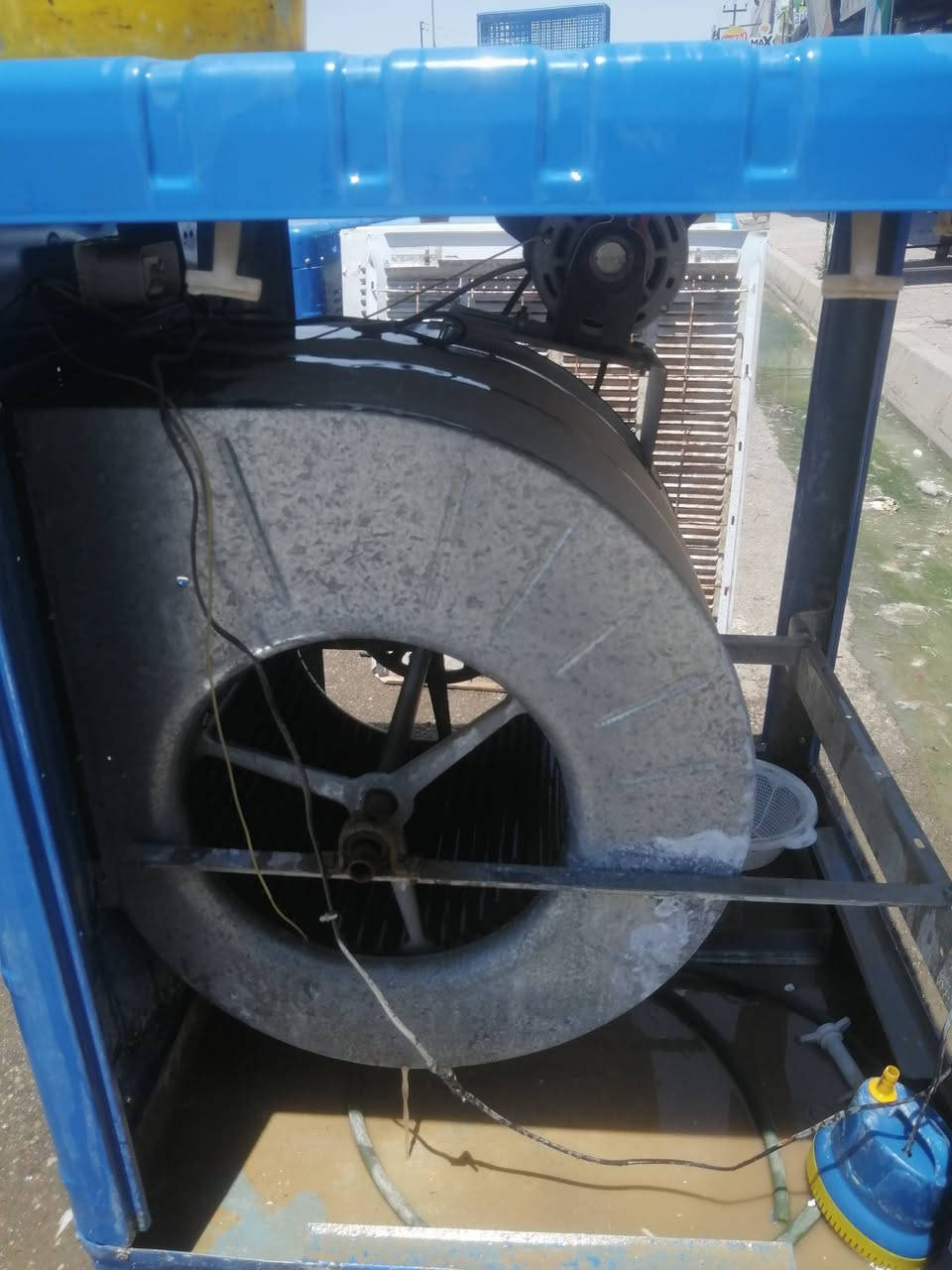 لبيع ***********، مبردات حجم اربعه ونص عدد ثلاثه كل من وسعره
