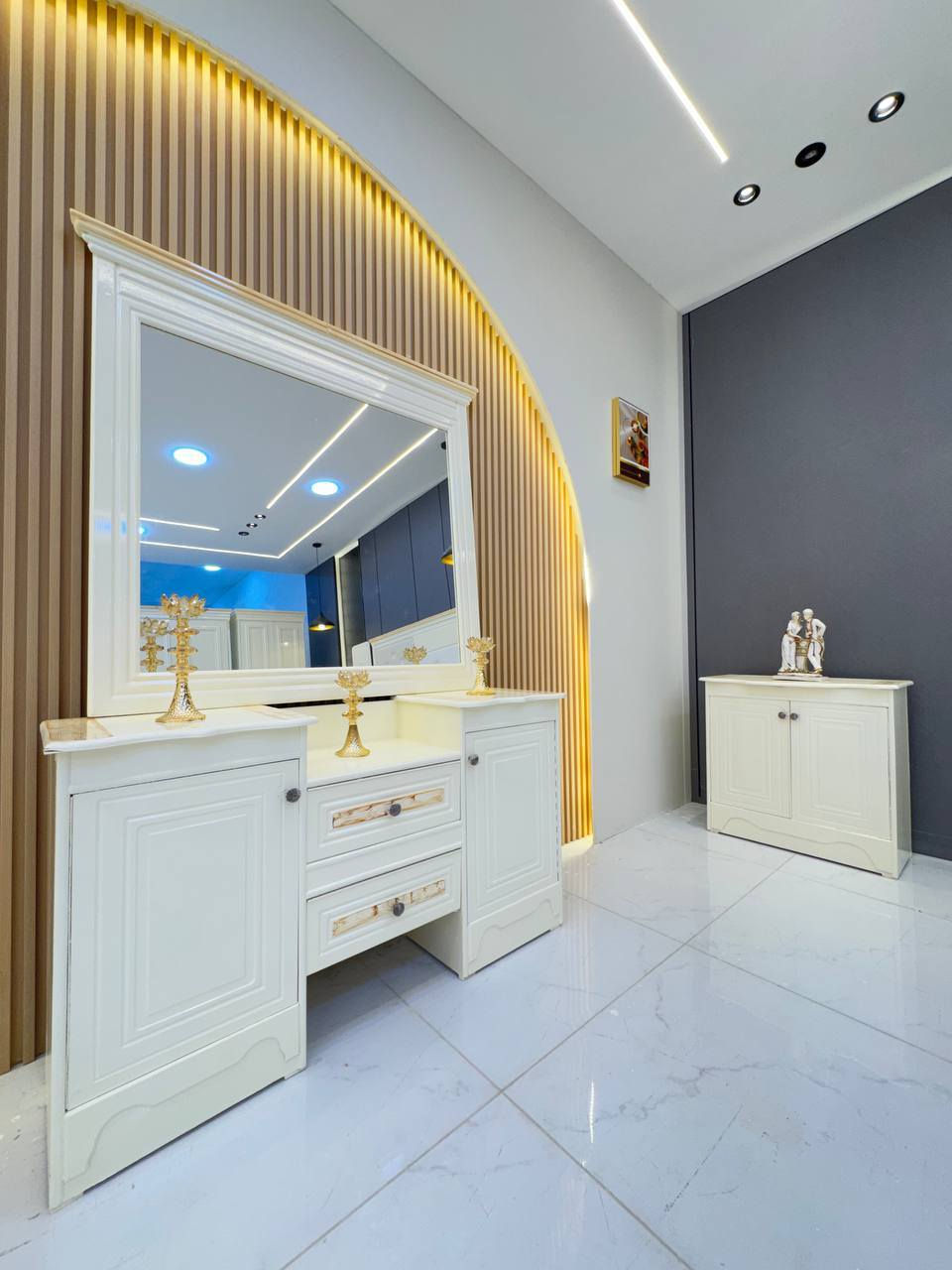 حصرياً الموديل الجديد
السعر مليون دينار فقط 😍

غرفه نجاره قتصاديه 🛌

متكونه من 9 قطع مميزه 

الكنتور ارتفاع 240 طول 320 

مع الزاويه مجموع الطول 4 امتار 

السمك الخارجي للغرفه 5 ملم انديف

والسمك الداخلي 3 ملم معاكس ابيض

سعر الشازلون الخزان 75 الف 

سعر الشازلون المقعد 50 الف 

متوفر توصيل وشد داخل بغداد 😊

متوفر توصيل وشد لكافة محافضات العراق 🇮🇶


**إذا كنت صاحب هذا الإعلان وتريد حذفه لأي سبب، رجاءا أرسل رسالة إلى الدعم الفني**