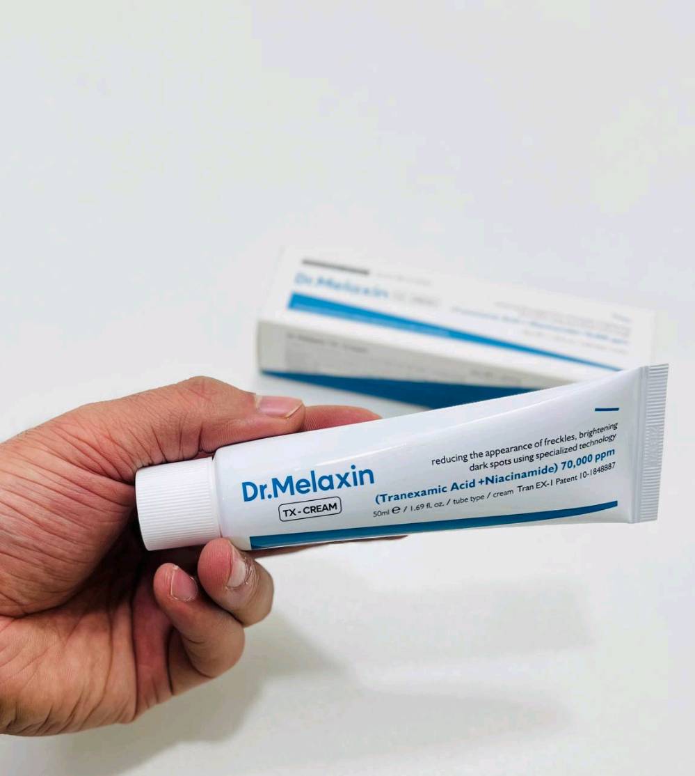 كريم دكتور ميلاكسين TX 🌨🫶🏻
 Dr.Melaxin TX-Cream
يستخدم لتفتيح البقع الداكنة وتوحيد لونها. يحتوي على  :
 حمض الترانيكساميك (Tranexamic Acid) والنياسيناميد (Niacinamide) بتركيز 70,000 جزء في المليون. 
يهدف إلى تقليل مظهر النمش وعلاج التصبغات الناتجة عن الميلانين.
مناسب لجميع أنواع البشرة. 
طريقة الاستخدام :
ضعي كمية مناسبة على بشرة نظيفة ودلكي بلطف حتى الامتصاص الكامل. يستخدم صباحًا ومساءً
سعـر الـقُطعه 17
سعـر القُطعتين 26