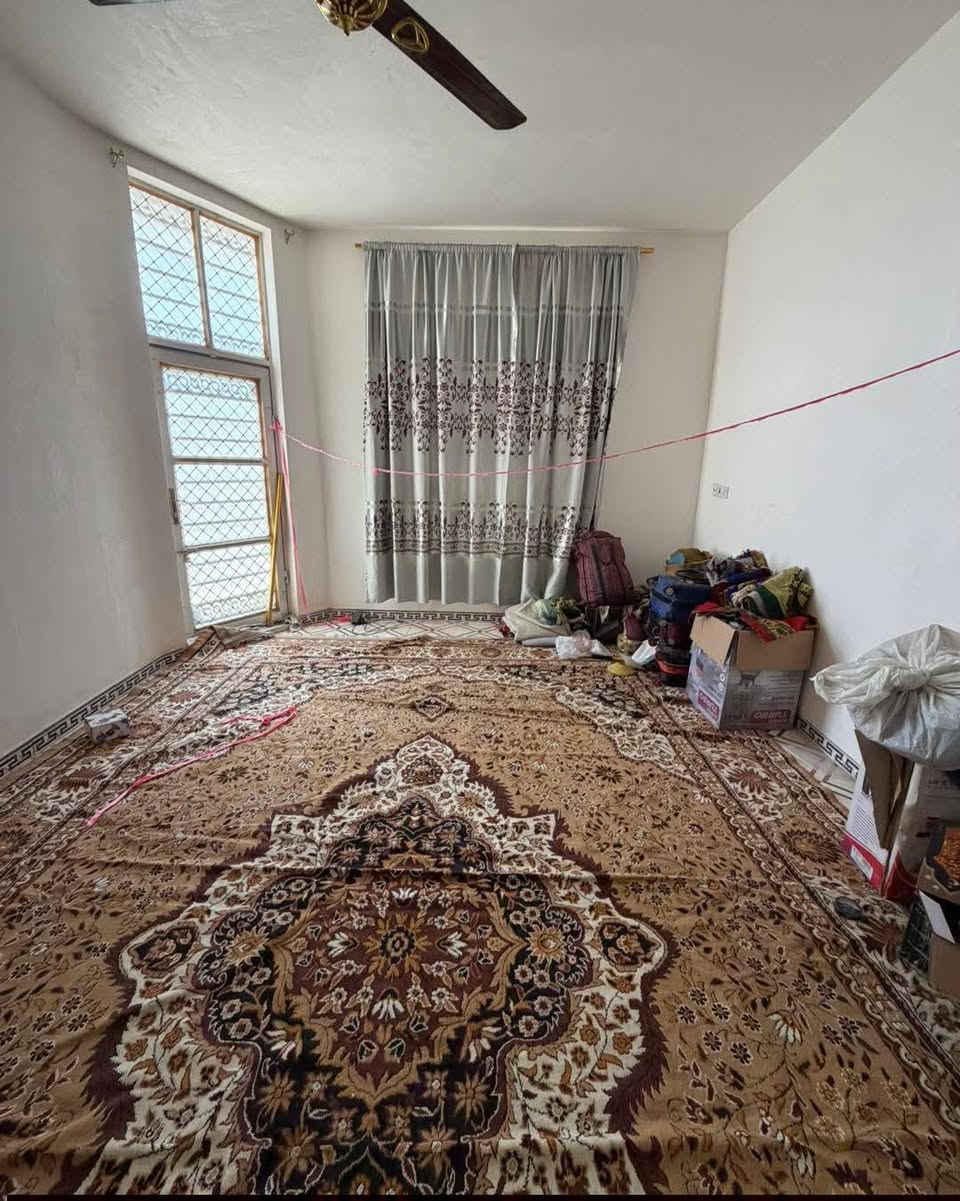 سلام عليكم
بيت طابقين بناء حديث 
ركن على 3 شوارع 

المساحه 110 سند 25 
تحويل مباشر 

3 غرف نوم 
كليدور استقبال 
3مجمعات صحيه 

كافه الخدمات 
البيت فارغ تسليم مفتاح 
عنوانه نادر الثانيه خلف مول أهل الخير القديم 

***********

التواصل واتساب
