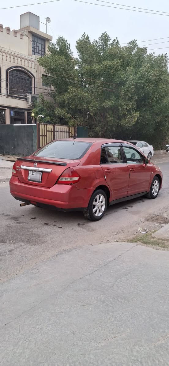 السلام عليكم 
نيسان تيدا موديل 2007 رقم بغداد دولي بأسمي . 
كير محرك نضيفات (محرك 1600)
تبريد شغال . 
بيها صبغ ٥ قطع بدون دواخل . والكشر واضح بالصور .
السعر ٦٧ وبيها مجال . مكان السياره بغداد العامريه للاستفسار اتصل عالرقم ( *********** ) بغداد, العراق
