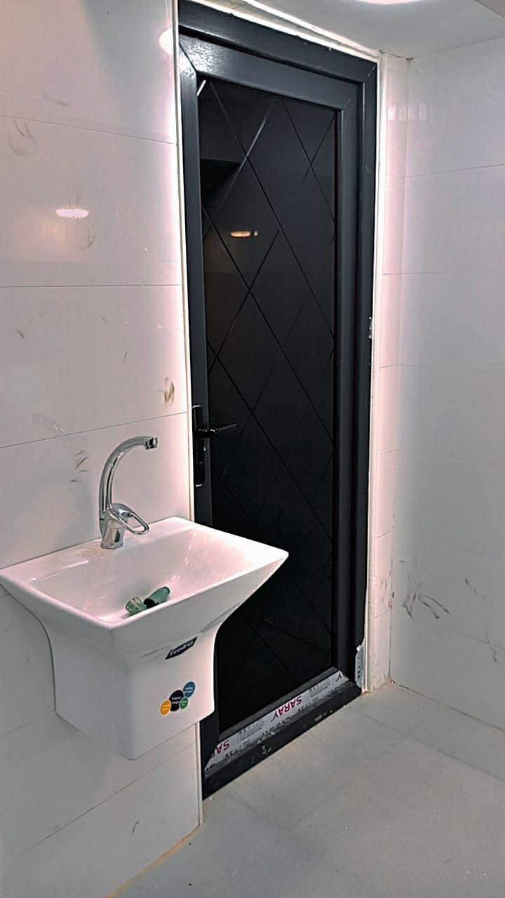 السلام عليكم دارللبيع المساحه ١٠٠م مربع سند٢٥مشمول بلتطويب تتوفرخدمات مجاري مربوطه بنأديث العنوان حي الجامعه شارع اسوات كلش قريب التبليط ثاني بيت عن التبليط للاستفسار***********
