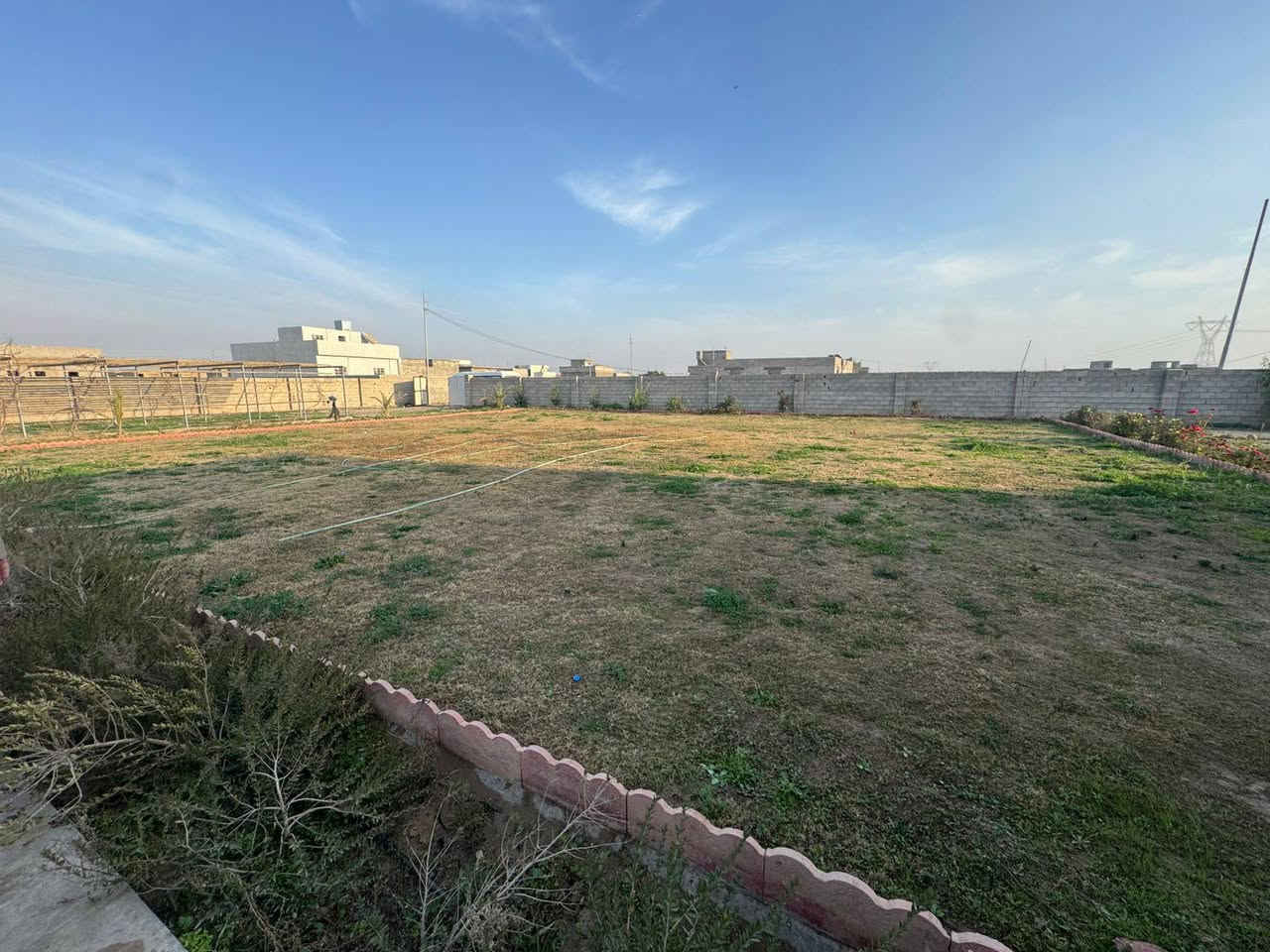 🏕️ مزرعة للبيع
📍 الموقع: الفرسان قرب سيطرة الأقواس
📏 المساحة: دونم واحد (50م × 50م)
🏠 تتضمن دار سكنية تحتوي على:
• استقبال
• صالة
• مطبخ
• غرفة نوم سويت
• مجموعة صحية خارجية
• مخزن
🌲🌳🌴🏞️
• حديقة بمساحة 600م²
• أشجار متنوعة
💰 السعر: 95 مليون  — قابل للتفاوض
📞 للاستفسار: ***********
