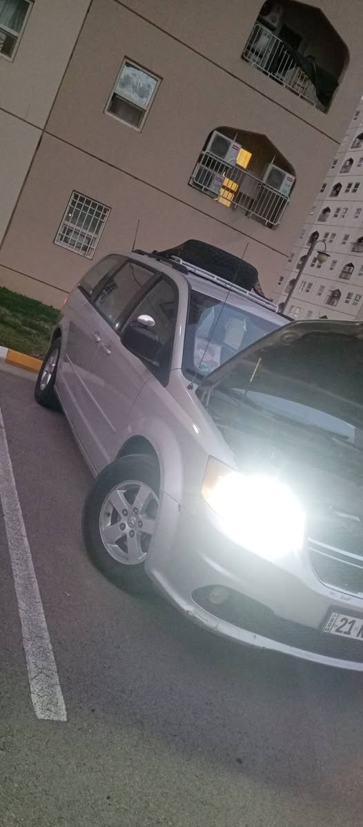 السلام عليكم 
دوج گراند كرفان م/2012
ثلاث قطع تدفئه تبريد 
شاشه وكامره خلفيه 
تحكمات ستيرن مثبت سرعه 
منظومه زنون/ هورنات زوج يوكن وزوج طاط
كشنات مخمل بيجي
بيه كشن اضافي ب50الف  و الفرس الوسطي وحامل اكواب 
تخم تاير نظيف صدر نظيف گير گصه جديد  
سيبايه وسبير فوگ وسبير جوه 
جام 6 كهرباء داخله كلين 
بالعراق نص من الچاملغ الخلفي الأيمن والايسر بارد بدون تكحيل بدون صبغ وگد أصبع من خشم البنيد ونوديهه سونار وأفحص  
محرك جديد الخميس شديته ضمانه الأحد بدا 10ايام من المشايخي سلف جديد باتري جديد كلهم بدلتهن الخميس
رقم سليمانيه هزه جديده سنويه جديده شرط التحويل وكاله مابيع
السعر130 وبيه مجال للطيبين 
رجائا المو شراي لا يكسر بحلال العالم رقم ***********واتساب
مكان بغداد/مجمع بسمايه
