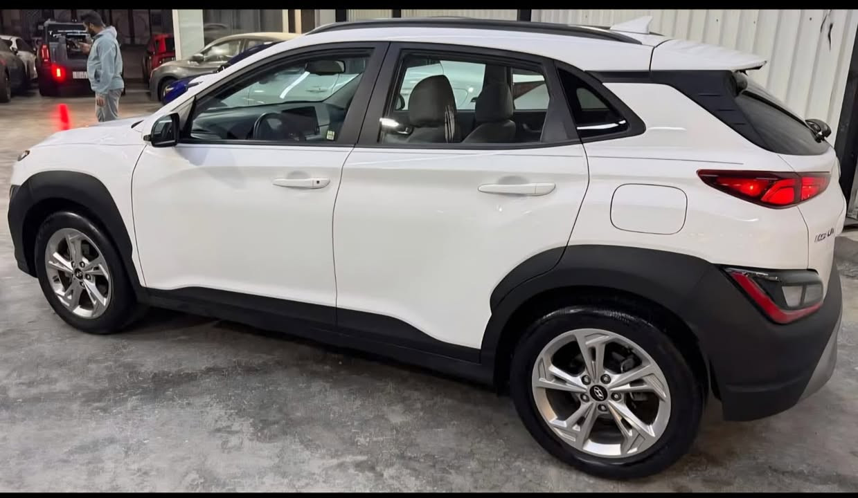 سلام عليكم /***********
كونا 2023 رقم بغداد جديد بسمي 
سيارة كلين بدون قطرت صبغ ولا بارده 
حلوه جاهزه من كلشي اي نقص مابية 
موصفات 
محرك 2000 دوش 
بصمة او بصمة ابواب 
كشن كهرباء 
شاشة كبيرة او كامره دوارة 
رادار امامي خلفي جوانب 
بعد بيه موصفات حلوه سيارة 
مكان السيارة بغداد الدورة 
السعر 158بية مجال
***********
