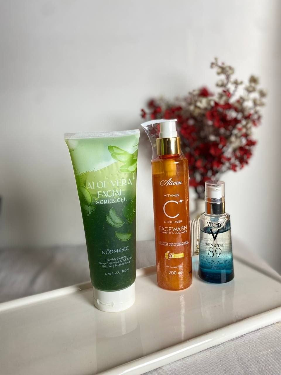 مجموعة جيدة للعناية بالبشرة، حيث تجمع بين التنظيف، التقشير، والترطيب العميق.
1. مقشر جل 🌵 الصبار 🌵 
فوائده: يعمل على تقشير البشرة بلطف لإزالة الخلايا الميتة، تنظيف المسام بعمق، وتفتيح البشرة بفضل مستخلص الصبار المنعم.

2. غسول فيتامين سي والكولاجين 
فوائده: يهدف لتفتيح البشرة الباهتة وتوحيد لونها. يساعد الكولاجين على تعزيز مرونة الجلد بينما يعمل فيتامين سي كمضاد للأكسدة لحماية البشرة من العوامل البيئية.
الاستخدام: مناسب للاستخدام اليومي صباحاً ومساءً. 
3. سيروم فيشي مينيرال 89 
فوائده: هو "سيروم معزز" يحتوي على 89% من مياه فيشي البركانية مع حمض الهيالورونيك. يعمل على تقوية حاجز البشرة وترطيبها بعمق، مما يجعلها تبدو أكثر امتلاءً ونضارة.
🎀 الجمال مو بس شكل، هو اهتمام 🎀
#عناية_يومية #جمال_طبيعي #منتجات_عناية #روتين_العناية #عناية_بالبشرة #عناية_بالشعر #اكسبلور


**إذا كنت صاحب هذا الإعلان وتريد حذفه لأي سبب، رجاءا أرسل رسالة إلى الدعم الفني**