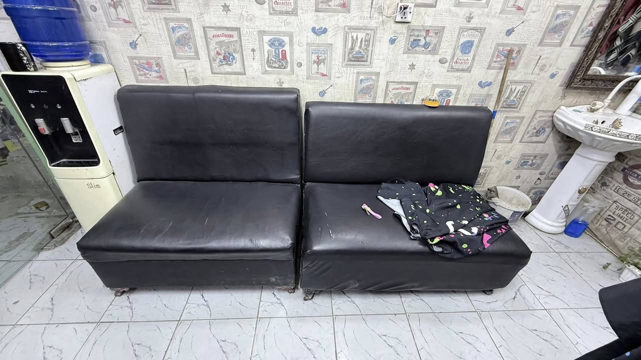 سلام عليكم جام خانه عرض 2/87طول 2/50.     براد كراسي ثنين جام ثنين ميز وسط جهاز بوخار برته جام خانه 2متر مغسله  تخم ثنين واحد منهم مكسورن الرجل للمعلومه الميوزه بدون غراض بس خشب  ومرايه ابيعلك ما ابيع مفرد ابيعه كله سعر 800وبي مجال ***********
