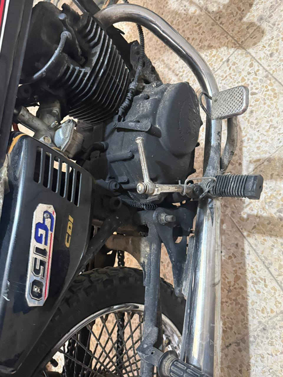 سلام عليكم ورحمه الله وبركاته دراجه ايراني نامي للبيع مابيه اي عيب فقط صرف قليل دراجه شغاله كامل مثل ما واضح بل صور  #السعر 175 وبيه مجال حك الجيه #او مراوس 
***********
