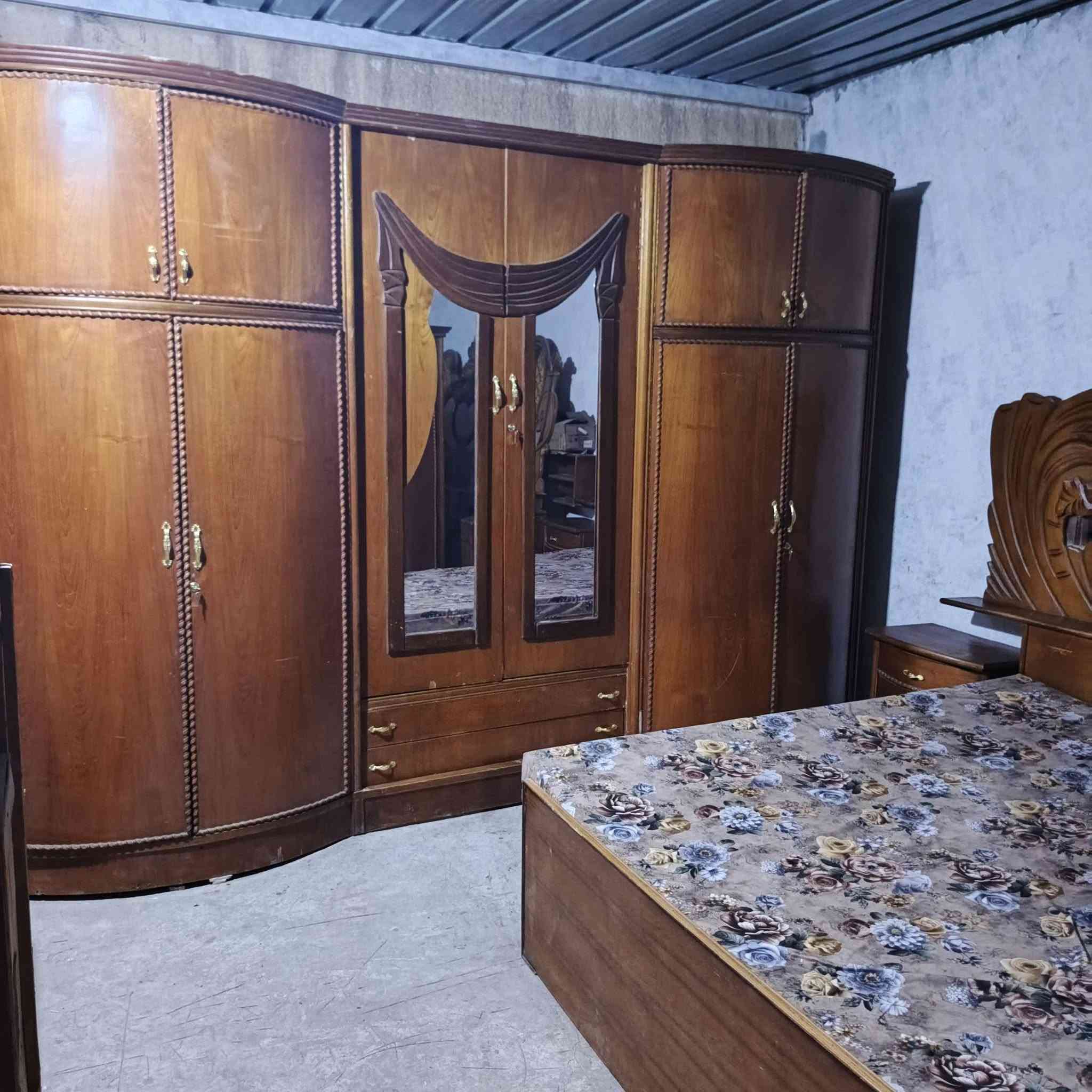السلام عليكم اثاث  مستخدم لل ب ي ع المكان  الطارميه حي الفارس شارع السكلات خلف معارض حجي وليد  السيارات قرب جامع الصديق  للاستفسار خاص او ع رقم الهاتف***********    ؟***********
