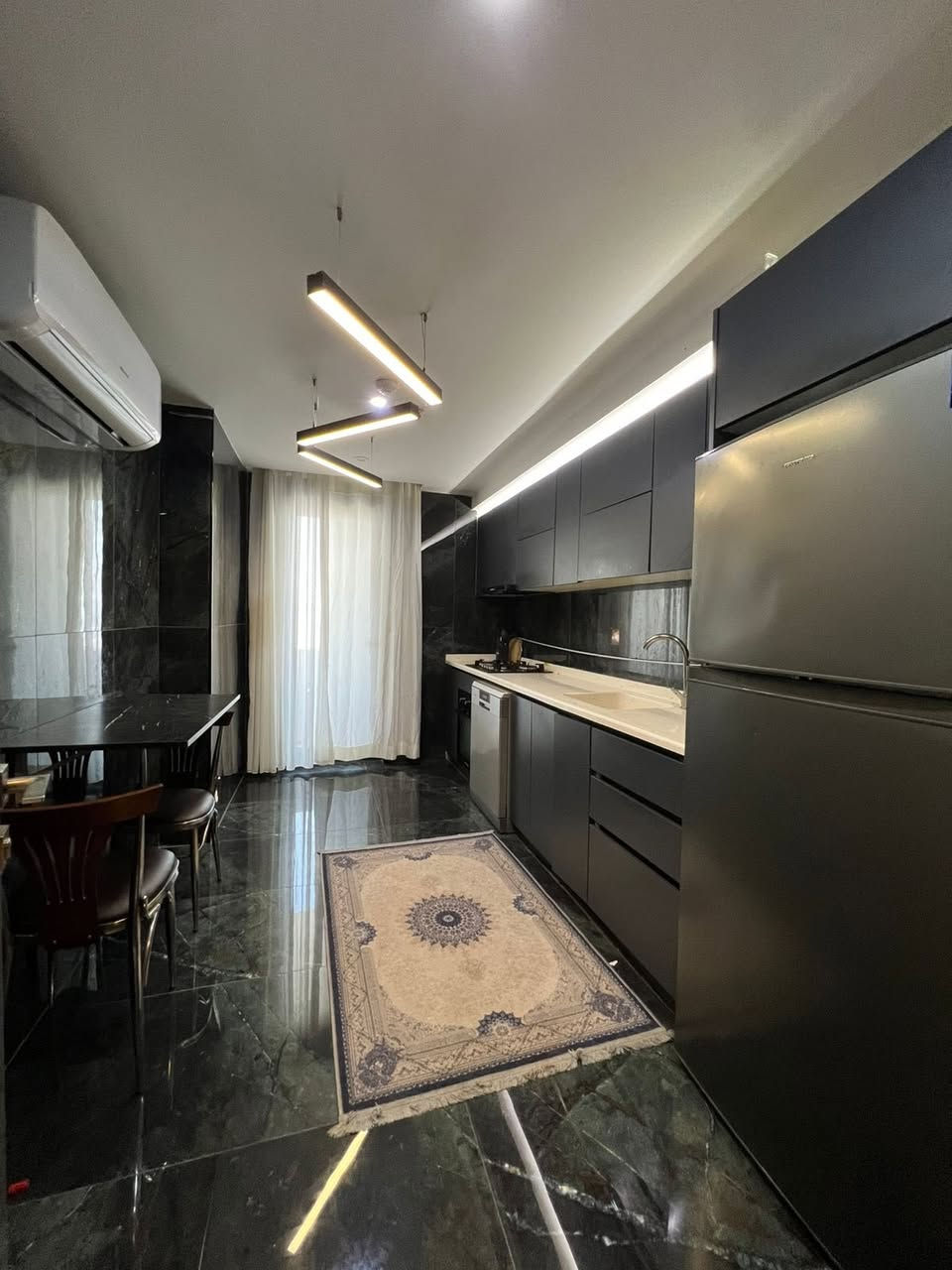 🎇 شقة للايجار ثلاث غرف وصالة مؤثثة VIP في أربيل – المربع الذهبي

📌 الموقع: لايف تاورز – المربع الذهبي – 32 بارك

✅ غرفتين وصالة (1+3)
✅ أثاث جديد VIP
✅ موقع استراتيجي
✅ إطلالة مميزة
✅ جميع الخدمات متوفرة 24 ساعة
✅ قاعة رياضية (Gym) + مسبح
✅ ألعاب أطفال + مكان للـGaming
✅ ماركت 24 ساعة
✅ صيدلية + مطاعم + كافتريات + مكوى ملابس

🔸 الشقة مصممة للراحة بلمسات متميزة – تجمع بين الهدوء والرقي في المربع الذهبي

*********** – ***********
