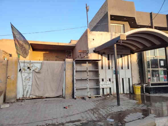 بيت ٣٠٠ متر طابو صرف السادين بانزين خانه الديوانيه الشافعيه 
الستداره الثانيه يحتوي ع ٤ غرف نوم ومضيف ٩ متر
ومطبخ ٥ /٤ وكراج ٤/٥ حمام داخل وخارج صحيات ٢ يحتوي على محل ٤/ ٦ وصاله ٦/٧ سيراميك كل البيت
الاستفسار الاتصال ع الرقم

***********
