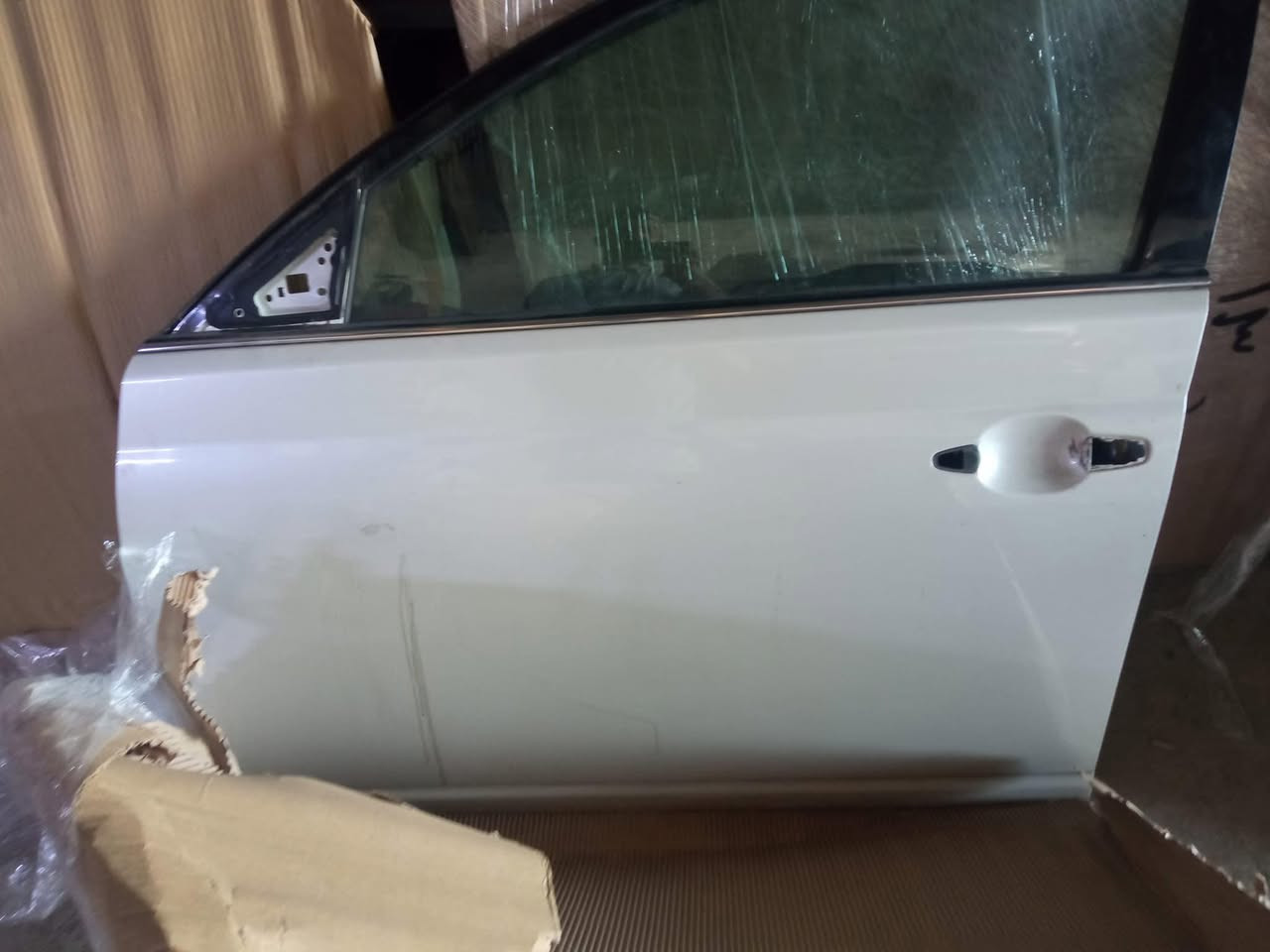 متوفر 3 بيبان امامي افلون وجاملغ نظاف كلش (٢بيبان خلفي و1 امامي ايمن ) السعر 500 الف وبيهن مجال 
***********
