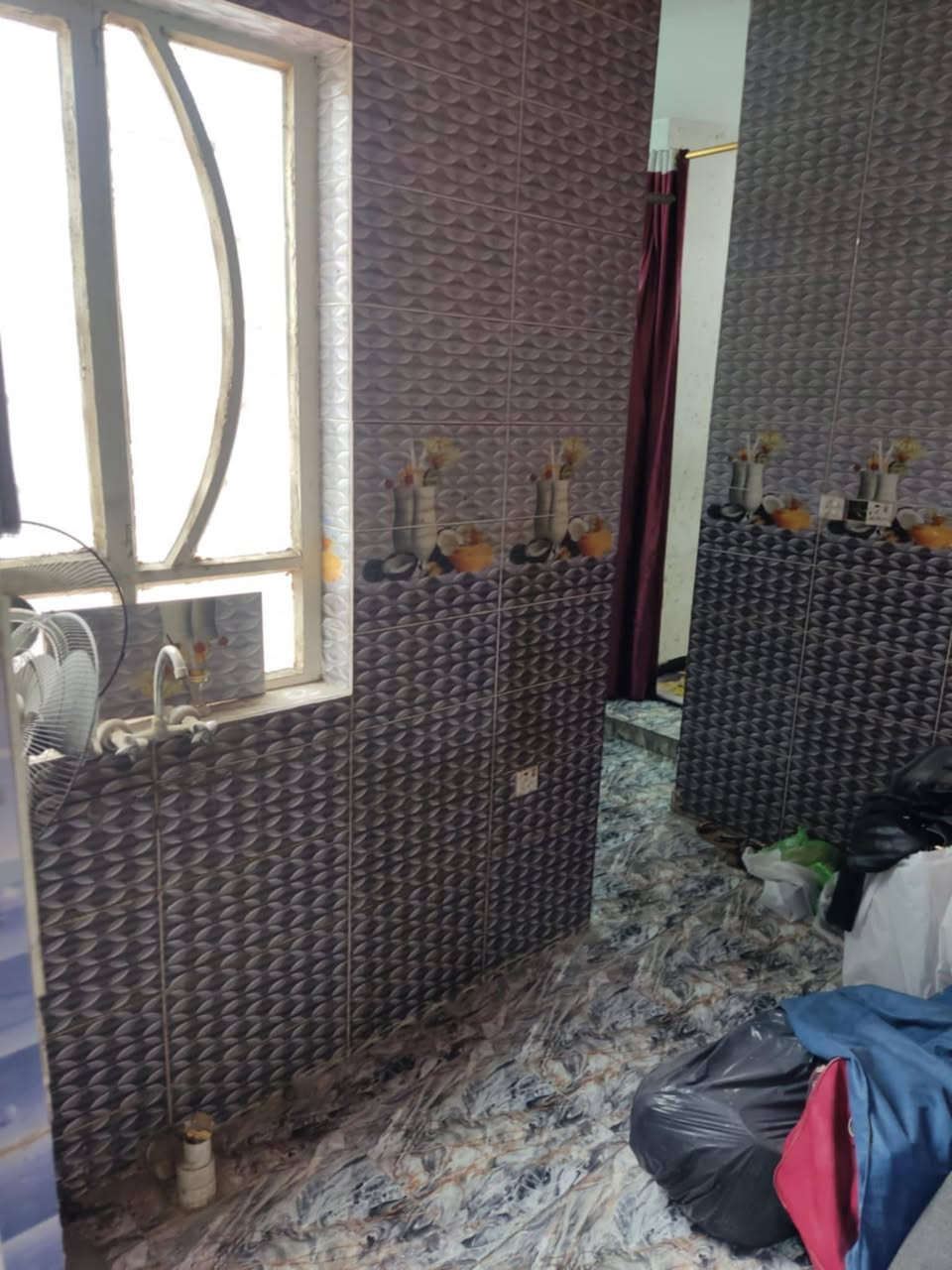 بيت للبيع 94 متر قطع بشرطه الرابعه طابو صرف قرب الشارع العام وقرب السوق 3 غرف نوم وصاله كبيره ومطبخين فوك وجوه وسطحين وطرمه صغيره شكو جوه فوك يصلح استثمار سعر 140 مليون وبيه مجال للشراي ***********مع صاحب الدار بدون دلال قرب مولده حبش خط ذهبي 5امبير مجانا للبيت معروض بسعر كاع بس صالح للسكن
