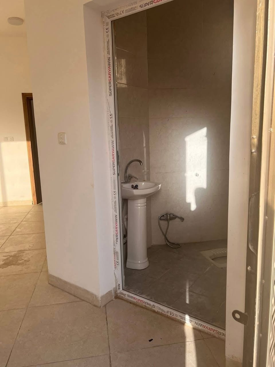 تسلسل: 1094
🟢دار للبيع في الفلوجة مجمع الزهور الثاني 
🟢العنوان:الفلوجة على سريع الدولي مقابل شركة البيبسي قرب جامعة الفلوجة 
📍بناء حديث 
📍المساحه: ٢٥٠ م٢
📍بناء طابوق حديث
🟢الدار فارغ وجاهز للسكن 

⭕️ الدار يحتوي على
غرفتين نوم سويت 
صالة ومطبخ واستقبال وصحيات وحمام 
ومناور وكراج سيارة وحديقه 

🟢السعر: ١١٠ مليون دينار 
✅الدفع مقدمة ٨٠ مليون و٣٠ مليون اقساط

⚠️ مكتب دار السلطان للعقار
العنوان فلوجة الجغيفي الثانية بداية شارع جامع فاطمة
للاستفسار الاتصال على الأرقام التاليه
***********
***********
***********
