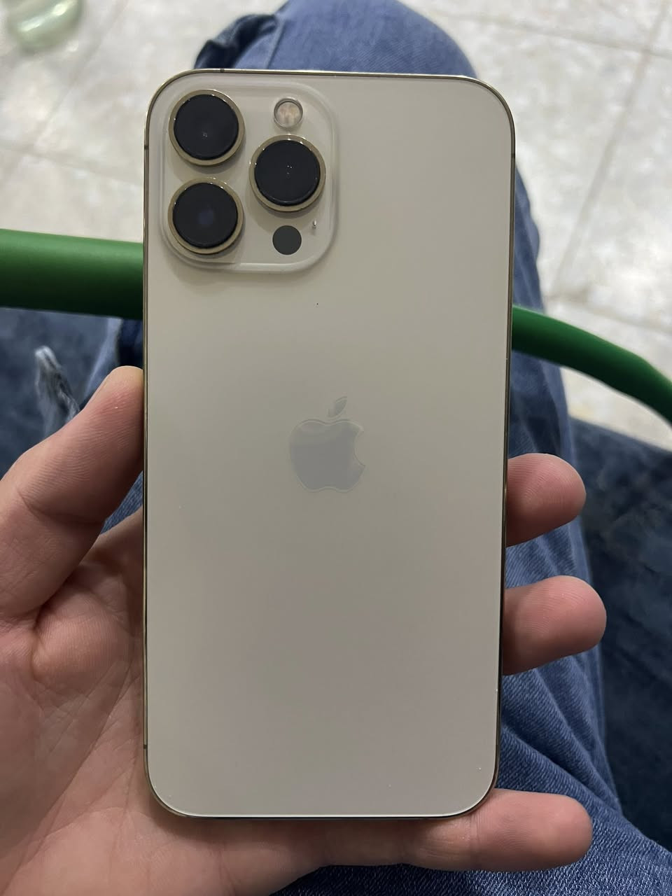 آيفون 13برو ماكس نموذج M الجهاز النضافه مالته100%بطاريه84 ما مرفوعه وتر بروف السعر 750 وبي مجال للشراي الرقم ***********
