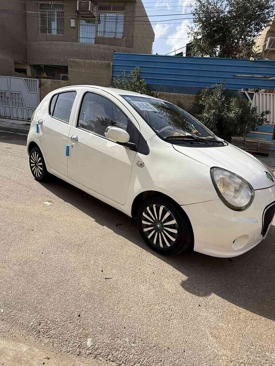 سلام عليكم 
للبيع فقط نقد لا اقساط ولامراوس فقط نقد 
نوع / جيلي  باندا 🐼 
موديل / 2013 
ماشيه / 100 km 
لون / ابيض 
رقم / بغداد إنكليزي جديد 
ملكيه / باسمي شخصيا شرط تحويل 
سنويه / لحد نهايت 2028 
هزه / لحد نهايت. شهر 4.    2026
صدر / امامي خلفي جديد  شرط تراي شركه 
لغود شواصي / مكفولات 
كير اوتماتيك / بلادي مالتهه / مكفول 
مكينه / بلاديه باندا 1300 مكفول 
تبريد / شغال وشرط ثلج منظومه كامله جديد
تبديل / بدون تبديل كله بلادي 
ضربه / بدون ضربه وبدون دواخل 
صبغ / بيهه صبغ شي بسيط جاملغ وشويه بل باب 
كهرباءيات /كلهه شغاله وبدون اي نقص وعليها ادامه كامله
سنتر لوك شغال / شاشه /  جام  كهرباءي وكله شغال / دوشمه جديده وتغليف نايلون داخل كامل /تايرات جديد قبل كم يوم شادهم + تخم ويل + تخم كبات + منظومه تبريد جديده  / تخم يدات بوب أستيل جديد / دهن كير ومكينه جديد / ادامه كامله. تبديل نوزلات وبلكات ومجاول. وحساسات وقاعده فيت بم كله جديد بل عافيه على يأخذهه سياره متصرف عليها ربع. 
السعر / 51 $ ورقه مايعادل بل عراقي  7 مليون و900 وبيهه مجال انشاء الله 
العنوان / حي الأعلام. / تقاطع الدرويش 
الرقم / ***********
