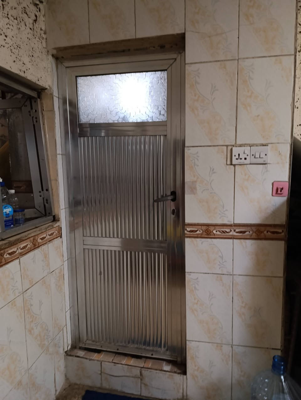##مشتمل للبيع مربع او مراوس بمشمل مع الفرق بزين القوس او السفحه  المكان  دار السلام قرب شارع النسيج مساحه 67 ونص واجهه 7 ونص نزال 9 قرب المدارس عند شارع العريض بصف الركن عرض الشارع 15
يحتوي على هول وغرفة نوم واستقبال ومطبخ وحمام والسطح شتايكر
 للاستفسار تواصل على الواتساب ***********
او اتصل على ***********
ملاحضة : غير متواجد على الفيسبوك

