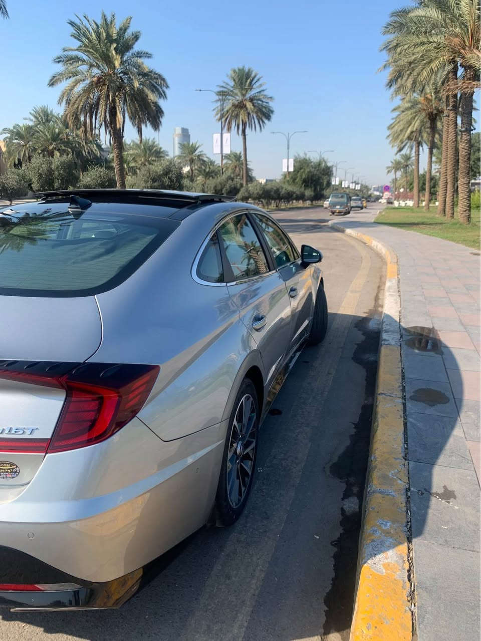 للبيع: سوناتا 2020 Limited (ليمتد) – المواصفات الملكية 👑
العنوان: بغداد (المنصور / الدورة)
السعر: 185 ورقة (18,500$)
 سيارة "فول الفول" ونظافة وراحة، سوناتا 2020 ليمتد، وارد أمريكي، محرك 1600 تيربو (قوة وعزم واقتصاد). السيارة بيهة جاملغ وربع البنيد فقططط
، تشغيل بصمة وأبواب بصمة، 

مابيه كل نقص وجاهزة من كلشي.

أبرز المواصفات (ماكو شي ما بيها):
• التحكم بالريموت (Smart Park): السيارة تمشي وترجع (للأمام وللخلف) وأنت واگف بصفها بالريموت.
• رؤية وكاميرات: نظام كاميرات 360 درجة + كاميرات جانبية بالمرايا تشتغل وية الإشارة.
• الداخلية والراحة: جلد "أوف وايت" ملكي، الكراسي (كهرباء + تدفئة + تبريد + ميموري خزن).
• الداتا شو (HUD): عرض السرعة والمعلومات على الجامة الأمامية.
• الإنارة: دشبول إنارة محيطية 64 لون متغيرة + لايتات زينون أوتو Full LED.
• الرفاهية: سقف بانوراما، ستيرن تدفئة، شاحن وايرليس للهاتف.
• النظام الصوتي: سيستم Bose الأصلي بـ 14 سماعة.
• الجنطة الذكية: تفتح وحدها بس توگف يمها.
• الأمان الذكي: رادار تصادم وتوقف فوري + نظام Auto Hold + حساسات كاملة + هاندبريك بصمه .
• أنظمة القيادة: 4 مودات (Sport, Normal, Smart, Custom).
التفاصيل:
• السعر: 185 ورقة (بيها مجال بسيط للشراي المباشر).
• المكان: بغداد - المنصور / الدورة.
للاستفسار والمعاينة (اتصال أو واتساب):
📞 *********** بغداد, العراق
